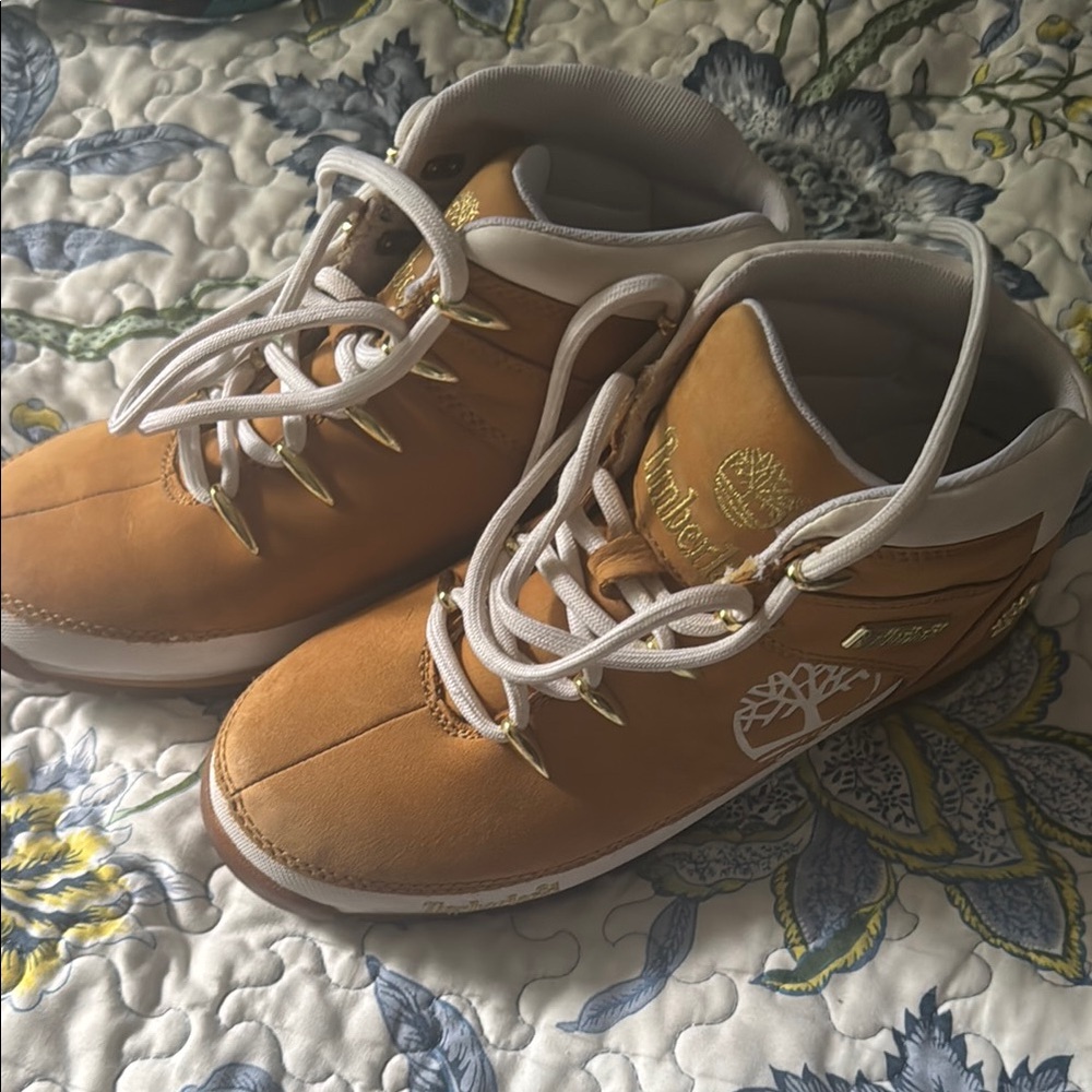 NWOT Timberland Tan and White Casual Boot